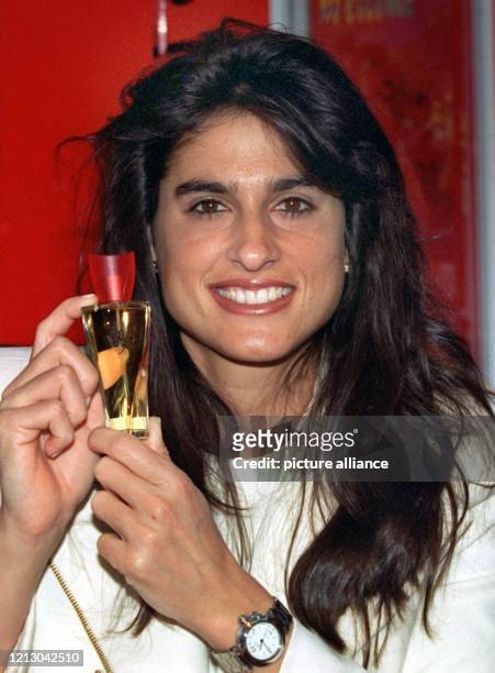 Bolero heißt das neue Parfum, das der frühere Tennisstar Gabriela Sabatini am 2.7.1997 in Hamburg vorstellte. Das Eau de Toilette ist nach "Gabriela...