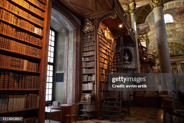 wenen, oostenrijkse nationale bibliotheek voorraad phot, oostenrijkse nationale bibliotheek - palace interior stockfoto's en -beelden