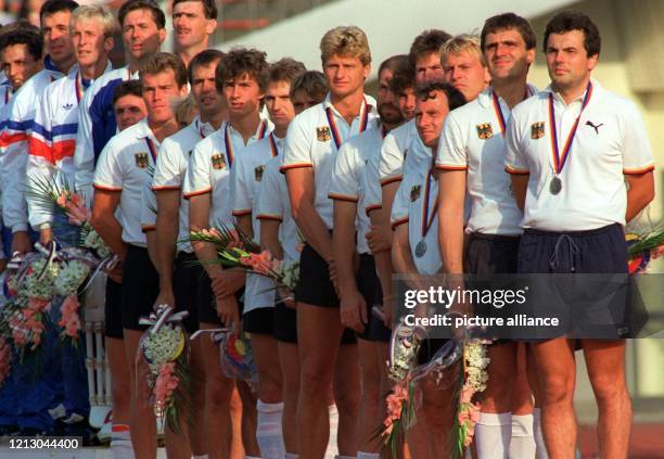 Die Hockey-Spieler der BRD - hier bei der Siegerehrung am mit ihren Medaillen und Blumensträußen - können sich bei den XXIV. Olympischen...