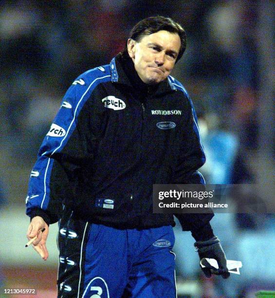 Ein ratloses Schulterzucken bei Ewald Lienen, Trainer des FC Hansa Rostock, am 5.3.1999 am Spielfeldrand des Duisburger Wedaustadions. Der FC Hansa...