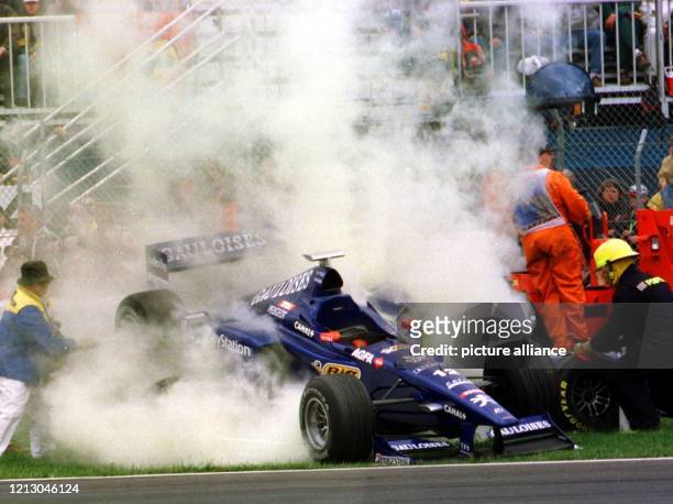 Das Fahrzeug des italienische Prost-Peugeot-Pilot Jarno Trulli wird am 7.6.1998 beim Großen Preis von Kanada in Montreal durch Rettungskräfte...