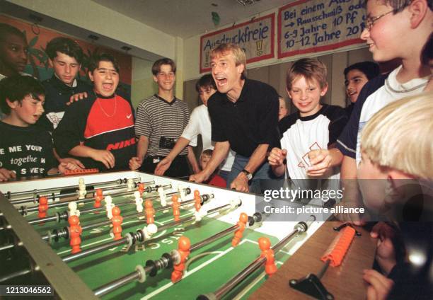 Jürgen Klinsmann , der Kapitän und Stürmer der deutschen Fußball-Nationalmannschaft, spielt am 3.6.1998 mit großem Spaß mit Kindern im Kinderhaus...