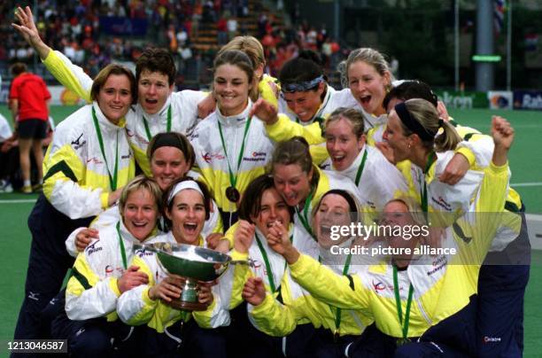 Die australische Hockey-Nationalmannschaft der Damen bejubelt am 31.5.1998 bei der Hockey-Weltmeisterschaft in Utrecht den Titelgewinn und den...