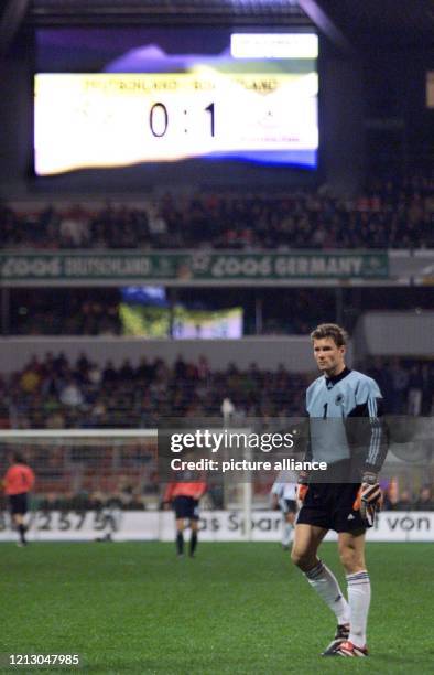 Der deutsche Torhüter Jens Lehmann scheint beim Schlußpfiff am 28.4.1999 im Bremer Weserstadion alleingelassen. Die deutsche...