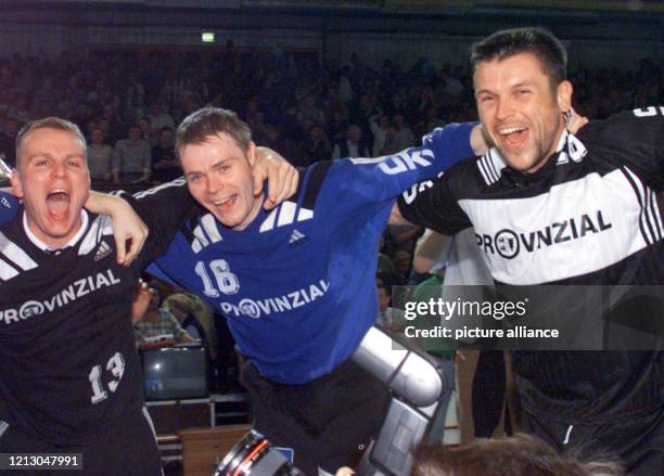 Sieg gegen den TUS Nettelstedt in der Handball-Bundesliga-Begegnung am 28.4.1999 in der Kreissporthalle in Lübbecke umarmen sich die Spieler des THW...