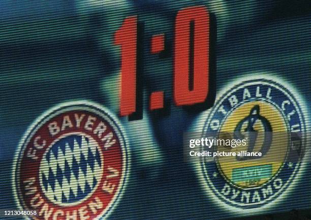 Über den Klub-Emblemen des FC Bayern München und Dynamo Kiew weist die Anzeigetafel im Münchner Olympiastadion in farbiger Leuchtschrift am 21.4.1999...