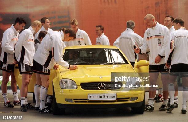 Kurz vor einer Werbeaufnahme beim DFB-Hauptsponsor Daimler-Chrysler in Bremen versehen die Spieler der deutschen Fußball-Nationalmannschaft am die...