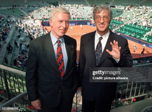 Gutgelaunt zeigen sich am Claus Stauder , Ehrenpräsident des Deutschen Tennisbundes und der neue DTB-Präsident Karl Weber während der...