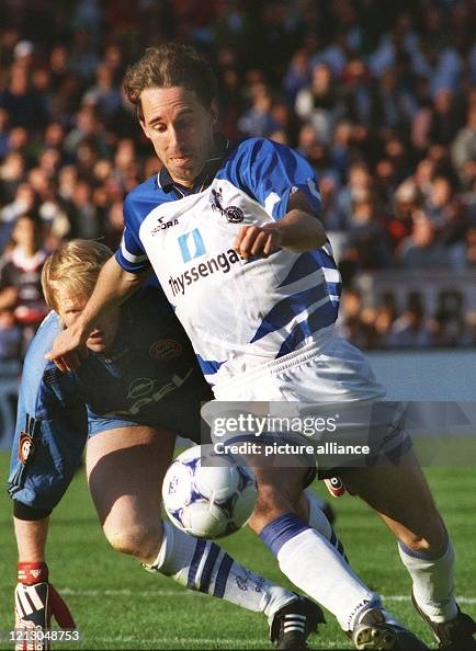 Der Duisburger Stürmer Uwe Spies hat den aus seinem Gehäuse... News ...