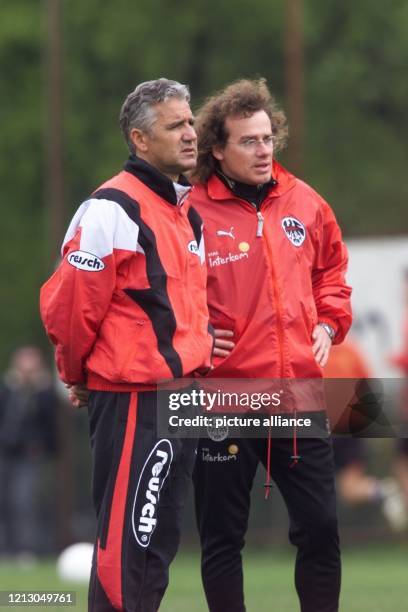Eintracht Frankfurts neuer Trainer Jörg Berger leitet am 19.4.1999 in Frankfurt/Main das erstemal das Training des Fußball-Bundesligisten. Der...