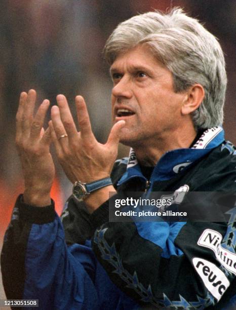 Werner Lorant, der Trainer des Fußball-Bundesligisten 1860 München, reckt am 25.4.1998 in der Bundesliga-Begegnung der 32.Runde mit dem 1.FC Köln im...