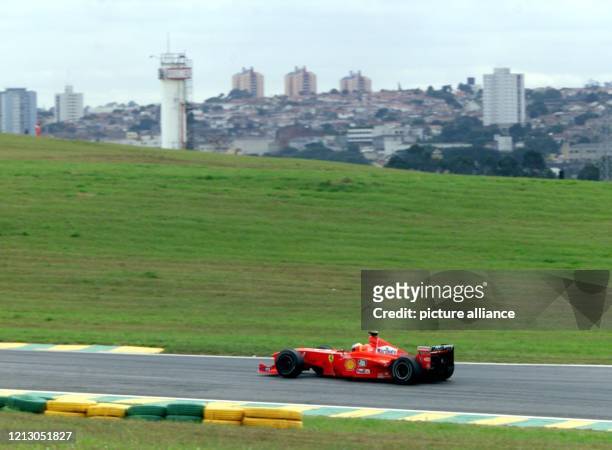 Der deutsche Formel 1-Pilot Michael Schumacher rast am in seinem Ferrari vor der Stadtsilhouette von Sao Paulo entlang. Im Qualifikationstraining zum...