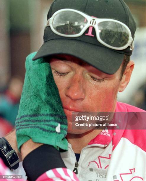 Der deutsche Radprofi Udo Bölts vom Team Deutsche Telekom ist am 19.4.1998 im Ziel des ältesten Frühjahrs-Radklassiker Lüttich - Bastogne - L�üttich...