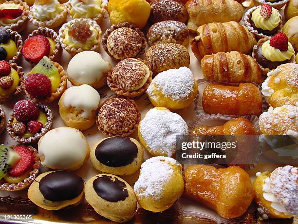 close-up photo of delicious italian pastries - chocolate biscuit cake stock pictures, royalty-free photos & images