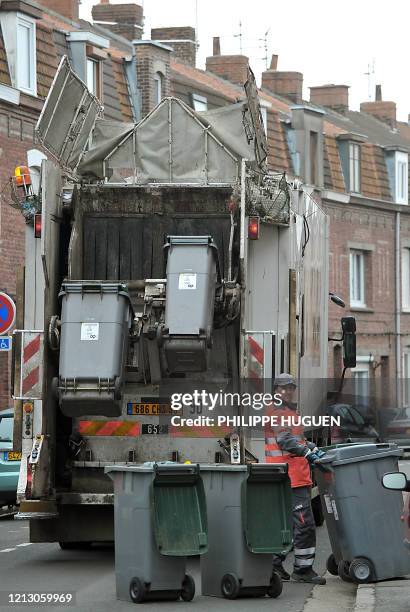 Un éboueur fait sa tournée le 11 mars 2010 dans les rues de Pérenchies prés de Lille, avant mouvement de grève qui doit commencer le 12 mars 2010...