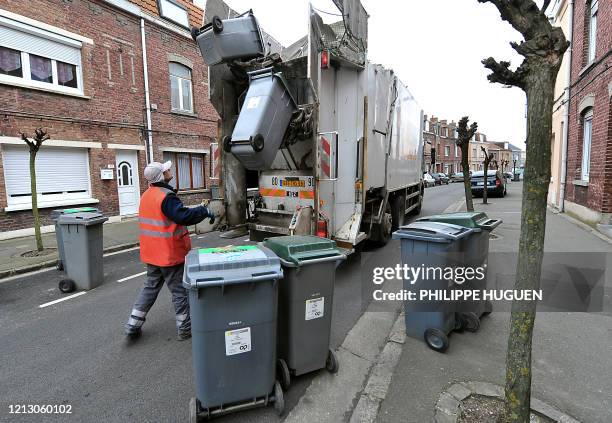 Des éboueurs font leur tournée le 11 mars 2010 dans les rues de Pérenchies prés de Lille, avant mouvement de grève qui doit commencer le 12 mars 2010...