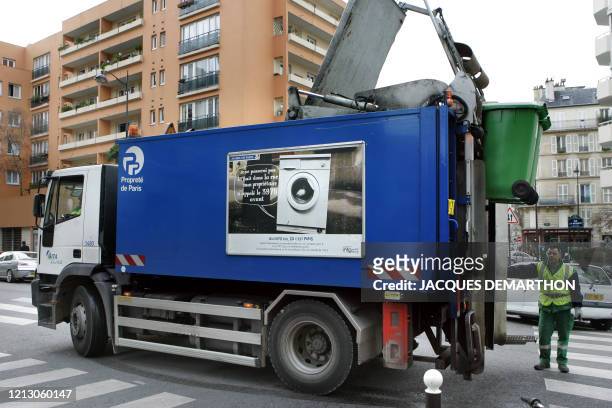 Un employé de la Propreté de Paris collecte des ordures, le 13 février 2007 à Paris. AFP PHOTO JACQUES DEMARTHON