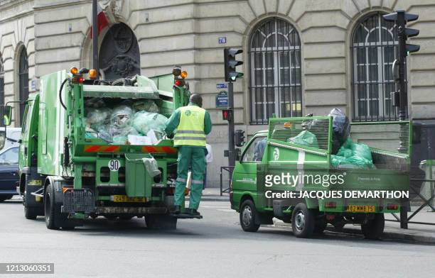 Photo prise le 22 septembre 2003 d'un employé des services de propreté de la ville de Paris au travail dans une rue de la capitale.