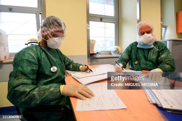 Cuban Doctor Roberto Arias Hernandez , specialized in internal medicine and member of a team of Cuban doctors who came to Italy two months ago to...