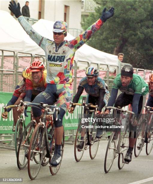 Der tschechische Radprofi Jan Svorada vom Mapei-Team reißt beim Passieren der Ziellinie jubelnd die Arme hoch. Er gwinnt am 13.3.1998 in Venafro im...