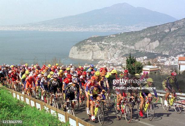 Ein geschlossenes Fahrerfeld absolviert am 11.3.1998 die erste Etappe der Radrundfahrt Tirreno-Adriatico in Süditalien über 133 km mit Start und Ziel...