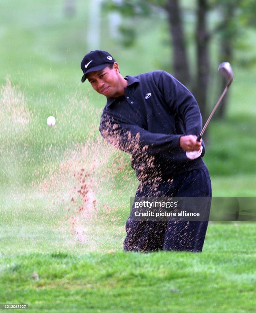 Golf : Tiger Woods schlägt aus dem Sandbunker