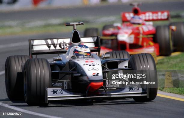 Der finnische Formel 1-Pilot Mika Häkkinen rast am 8.3.1998 in seinem "Silberpfeil" beim Großen Preis von Australien in Melbourne auf dem Kurs von...