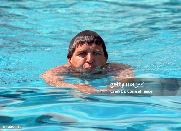 Der niedersächsische Ministerpräsident Gerhard Schröder beim 200 Meter Brustschwimmen. Er legte die Strecke in 5:25 Minuten zurück. Am 9. August 1991...