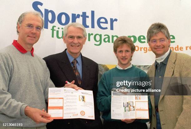 Die Initiatoren der Aktion "Sportler für Organspende" Franz Beckenbauer, Hans Wilhelm Gäb, langjähriger Präsident des Deutschen Tischtennis-Bundes,...