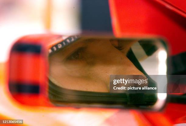 Nur die Augen des deutschen Formel 1-Vize-Weltmeisters Michael Schumacher sind am beim Qualifying im Rückspiegel seines Boliden zu sehen. Der...