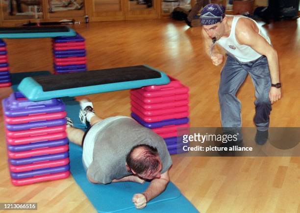 Drill-Trainer Halil Gül treibt am mit lauten Pfiffen einen Teilnehmer des "Drilling"-Fitnessprogrammes in einem Hamburger Fitneß-Center durch einen...