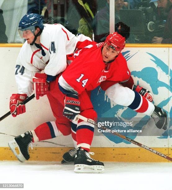 Der Russe German Titow drückt im Zweikampf den Tschechen Milan Hejduk an die Bande am 22.2.1998 im olympischen Eishockey-Finale in der Big Hat-Arena...