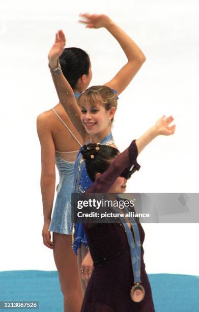 Nach der Kür im olympischen Eiskunstlauf-Wettbewerb der Damen am 20.2.1998 in der White Ring-Arena von Nagano winken die drei Medaillengewinnerinnen...