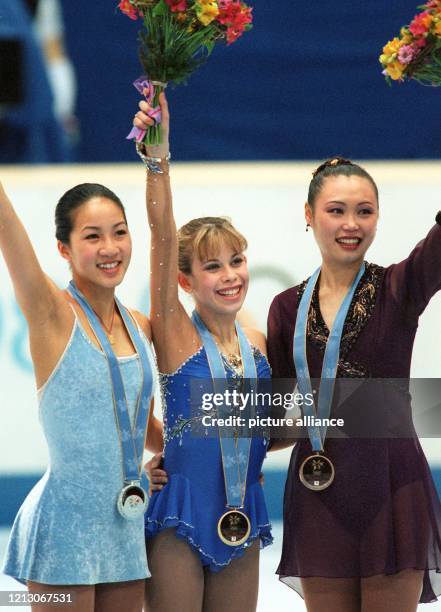 Nach der Kür im olympischen Eiskunstlauf-Wettbewerb der Damen am 20.2.1998 in der White Ring-Arena von Nagano winken die drei Medaillengewinnerinnen...