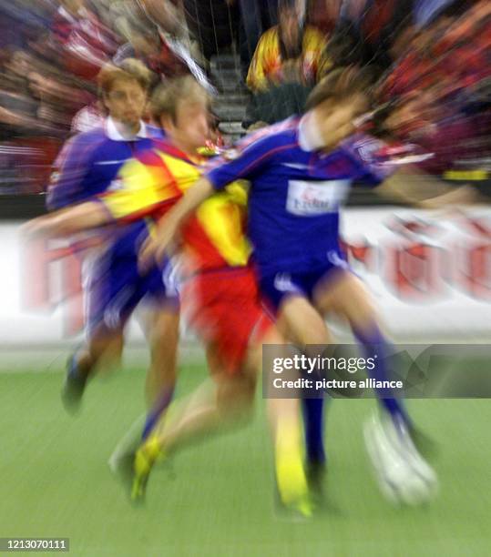 Das Foto vom zeigt einen Zoomeffekt beim Spiel des Karlsruher SC gegen FSV Mainz 05 während des Qualifikationsturniers zum DFB-Hallen-Pokal 2000 in...