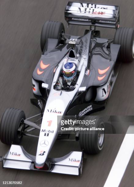 Der finnische Formel 1-Weltmeister Mika Häkkinen fährt am im zweiten freien Training über die Start-Ziel-Gerade auf der Rennstrecke von Magny-Cours...