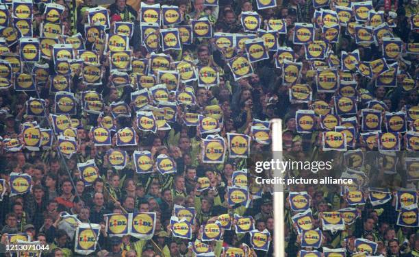 Fans von Borussia Dortmund "grüßen" am im Dortmunder Westfalenstadion die Fans und die Mannschaft von Titelverteidiger FC Bayern München, die zum...