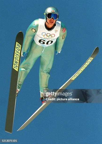 Die Japaner Masahiko Harada in der Luft während des Springens von der 90-m-Schanze am 11.2.1998 in Hakuba. Nippons große Goldhoffnung sprang zwar im...