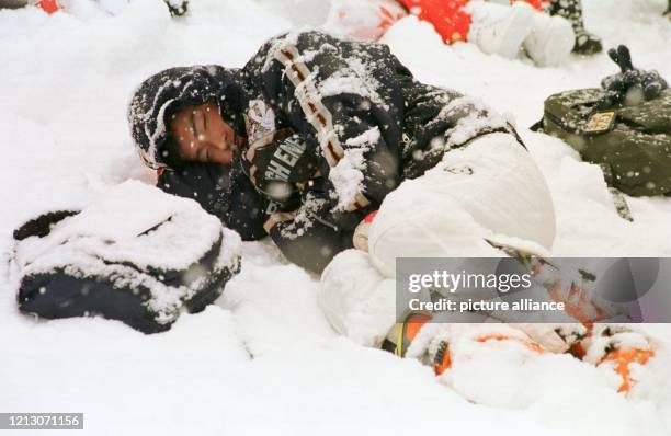 Ein junger Japaner ruht sich am 10.2.1998 während der Pause beim Kombinationsslalom der Herren im Olympiaort Hakuba neben der Strecke aus. Wegen...