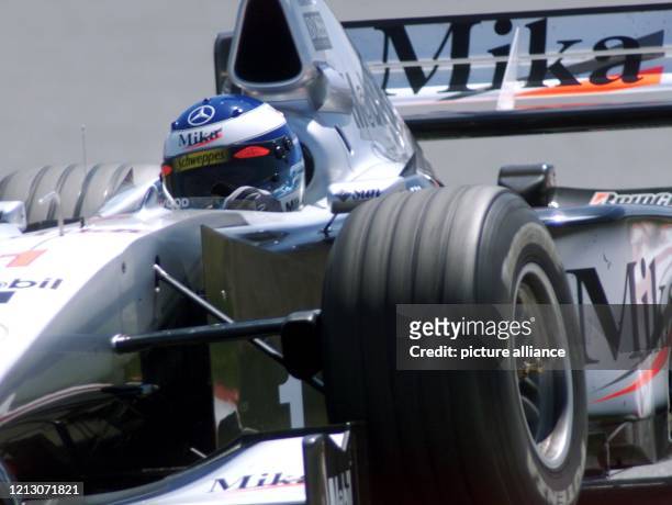 Der finnische Formel 1-Weltmeister Mika Häkkinen fährt am im ersten freien Training durch eine Kurve auf der Rennstrecke von Magny-Cours in...