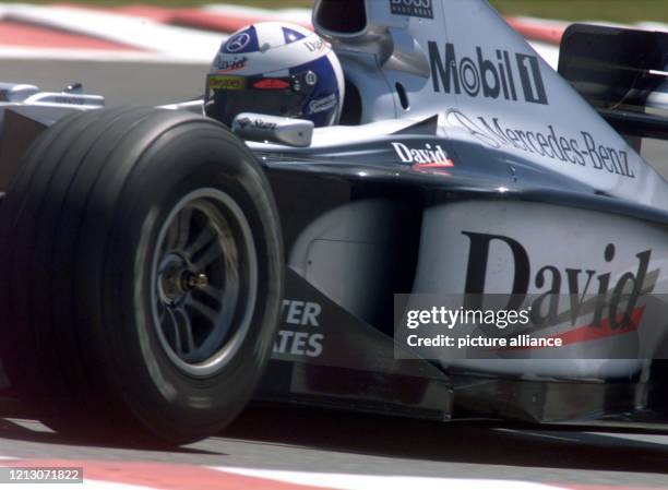 Der schottische Formel 1-Pilot David Coulthard fährt am im ersten freien Training durch eine Kurve auf der Rennstrecke von Magny-Cours in Frankreich....
