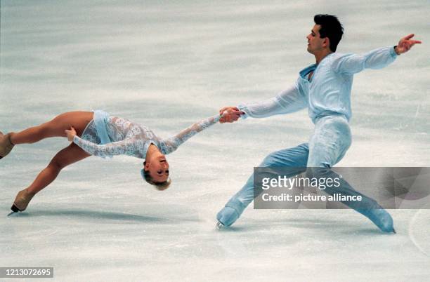 Die deutschen Paarlauf-Weltmeister Mandy Wötzel und Ingo Steuer zeigen am 8.2.1998 ihr Kurzprogramm bei den olympischen Eiskunstlauf-Wettbewerben in...