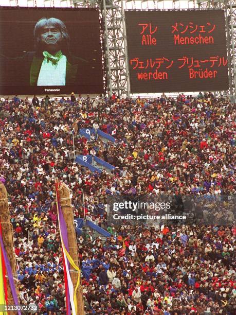 Videowände zeigen den japanischen Dirigenten Seiji Ozawa und den deutschen Text von Beethovens "Ode an die Freude" sowie die japanische Übersetzung...