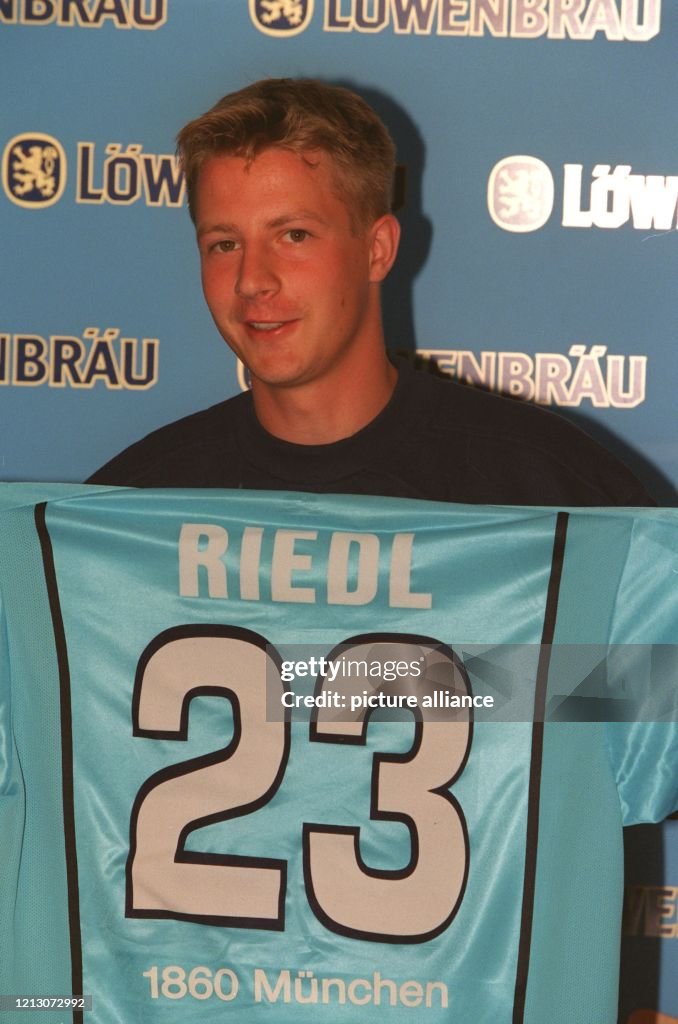Mittelfeldspieler Thomas Riedl wird am 8.6.1999 in München beim... News ...