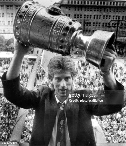 Hamburgs Torhüter Uli Stein hält den eroberten DFB-Fußballpokal am 21.6.1987 auf dem Balkon des Rathauses der Stadt bei der Siegesfeier für die...