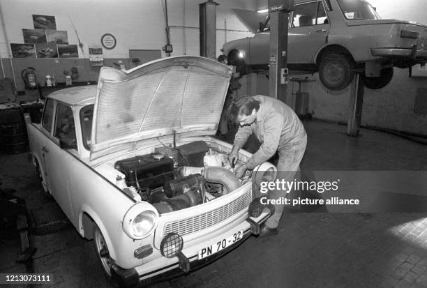 Ein KFZ-Mechaniker repariert einen Trabi, aufgenommen in einer Autowerkstatt in Hamburg am . Mehr als 40 Fahrzeuge von DDR-Gästen wurden am...