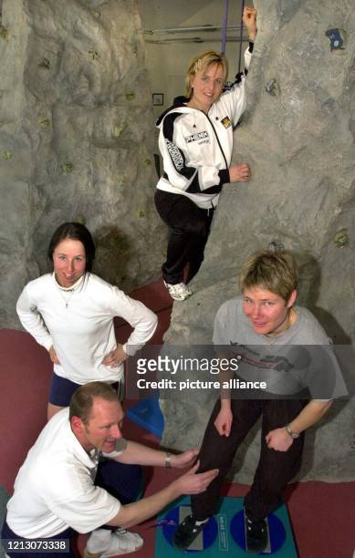Die DSV-Skirennläuferinnen Diana Lemberger, Martina Ertl und Sibylle Brauner werden am im Trainingsraum der Reha-Klinik St. Hubertus in Bad Wiessee...