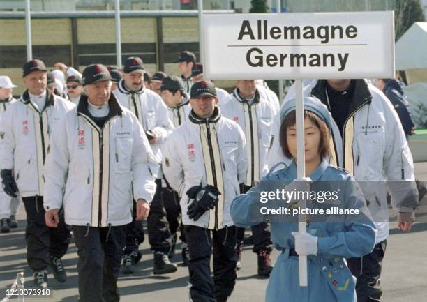 Ein japanisches Mädchen trägt das Schild mit der Aufschrift Allemagne/Germany zu Beginn der offiziellen Begrüßungszeremonie für die deutsche...