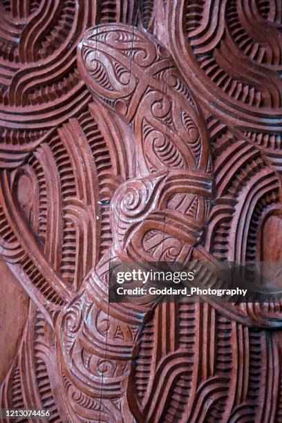 nieuw-zeeland: traditionele maori houtsnijwerk - maori carving stockfoto's en -beelden