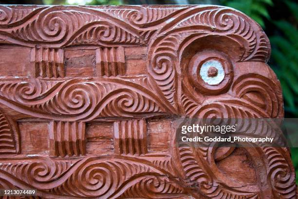 nieuw-zeeland: traditionele maori houtsnijwerk - maori carving stockfoto's en -beelden